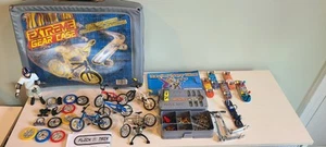 5 Stück Tech Deck Skateboards & 5 Fingerbikes mit Gear Case, Biker & Zubehör - Bild 1 von 19