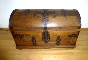 Alte Eichentruhe 1790 - 1840, mit Zertifikat und Herkunftsangaben, restauriert - Picture 1 of 6