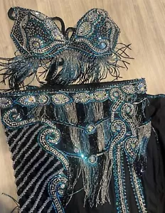 Costume danza del ventre professionale nero e verde acqua ricoperto di cristalli - Foto 1 di 15