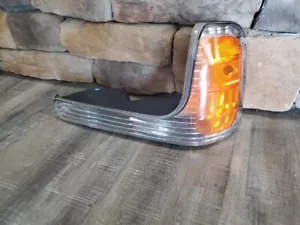 Luz de estacionamiento delantera izquierda Cadillac Escalade GMC 1999-2000 FABRICANTE DE EQUIPOS ORIGINALES PN#15763596 - Imagen 1 de 4
