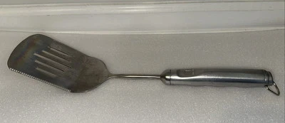 Espátula de barbacoa dentada de acero inoxidable Jenn-Air de peso pesado 17" Foto 1 de 4