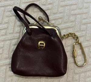Vintage ETIENNE AIGNER Mini Handtasche SELTEN Schlüsselanhänger Schlüsselring Anhänger Kisslock BURGUND - Bild 1 von 4