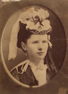 Antica foto CDV del 1870 una bella giovane donna salsiccia riccioli Millersburg Ohio - Foto 1 di 3