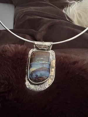 Colgante hecho a mano de ópalo de roca de 96 quilates de plata fina con detalles de oro de 14 k  Foto 1 de 4