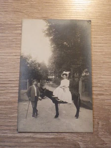 Carte Postale Photo CPA Datée 1908 postée Hautes Pyrénées ELEGANTE SUR UNE MULE - Picture 1 of 2