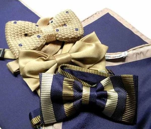 ABBINATA CRAVATTA A FARFALLA papillon BLU beige SETA e POCHETTE completo giacca - Picture 1 of 7