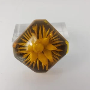 Broche prendedor Lucite años 40 tallado trasero 1,5 x 1,5 x 0,75 pulgadas transparente vintage en muy buena condición - Imagen 1 de 10