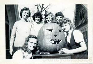 1945 Sargent College Boston Women Carve Pumpkin for Halloween - Picture 1 of 1
