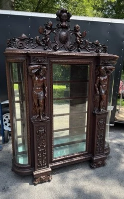 ORIEL CABINET CO. ARMÁRIO DE PORCELANA FIGURA DE HOMEM DE MOGNO ESCULPIDO - Imagem 1 de 4