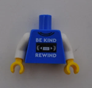 SDCC 2023 Lego Exclusivo VIDEO BRICKBUSTER BE KIND REBOBINADO MINI FIGURA TORSO NUEVO - Imagen 1 de 2