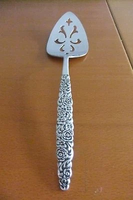 Cortador de pastel de ramo de plato de plata con patrón de WM Rogers & Sons IS 1960 Foto 1 de 4