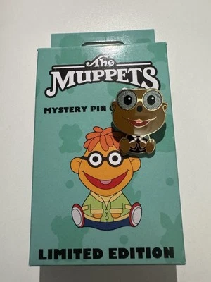 Disney WDI MOG 70º Aniversário Muppets Joe the Legal Weasel aDorbs! Broche Mystery - Imagem 1 de 3