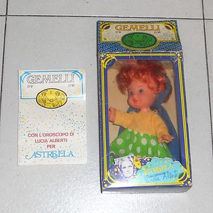 Bambola ASTRELLA GEMELLI Fiba con oroscopo di Lucia Alberti Doll in Box Zodiaco - Picture 1 of 1