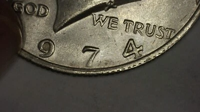 Kennedy 1974 medio dólar collar choque error identificación 02 Foto 1 de 3