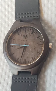 Reloj de madera Swanky Badger hecho con sándalo real - Imagen 1 de 7