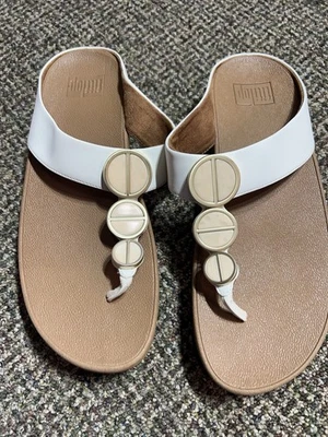 Sandalias FitFlop para mujer con halo metálico con puntera color crema talla 10 Foto 1 de 4
