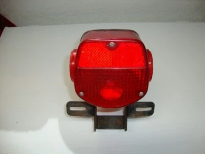 Conjunto de lámpara trasera Kawasaki KZ 400 1974, lente, bombilla, pernos, soportes de goma, EE. UU. Foto 1 de 4