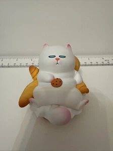 POP MART x VIVI CAT Figure Series - Lying In Bread Basket - Picture 1 of 4