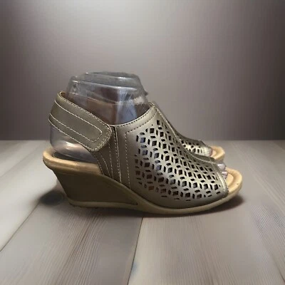 Sandalia Earth para mujer de cuero dorado con cuña talla 7,5 Foto 1 de 4