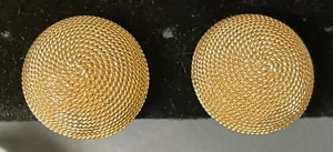 Pendientes con clip de botón abovedado tono dorado TRIFARI firmados de colección cuerda trenzada - Imagen 1 de 4