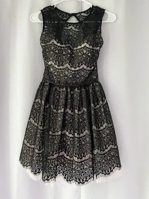 Vestido corto Windsor negro de encaje entallado y acampanado con cuentas cintura cinta regreso a casa graduación Foto 1 de 4