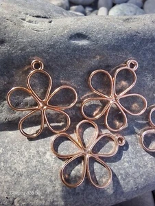 Lot de 4 breloques fleurs en métal rose de 1.9 x 1.7 cm (A46) - Picture 1 of 5