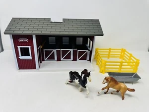 Breyer Stablemates roter Stall und 2 Pferde Spielset - Fehlteile LESEN - Bild 1 von 12