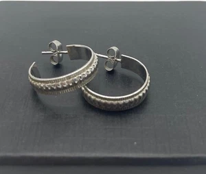 Vintage signierte Wells Sterling gehämmerte facettierte Halbcreolen - Bild 1 von 7