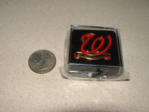 2010 WASHINGTON NATIONALS SEASON TICKET HOLDER LAPEL PIN BRAND NEW IN PACKAGE Cover