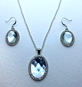 JUEGO DE COLLAR COLGANTE PLATEADO DE VIDRIO FACETADO TRANSPARENTE Y CRISTAL DIAMANTE - Imagen 1 de 9