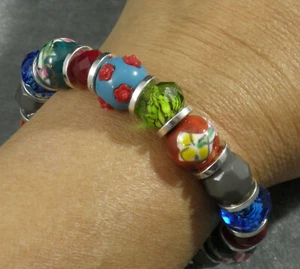 Pulsera elástica plateada roja azul verde vidrio porcelana acrílico elige longitud - Imagen 1 de 3