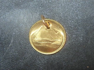 18MM EGYPTIAN EGYPT GOLD VINTAGE TUT DESERT PYRAMID COIN PENDANT CHARM - Picture 1 of 2