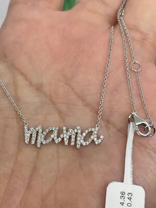 Colgante para mujer con nombre de mamá de diamantes de corte redondo de 2 quilates enchapado en oro blanco de 14 quilates - Imagen 1 de 5