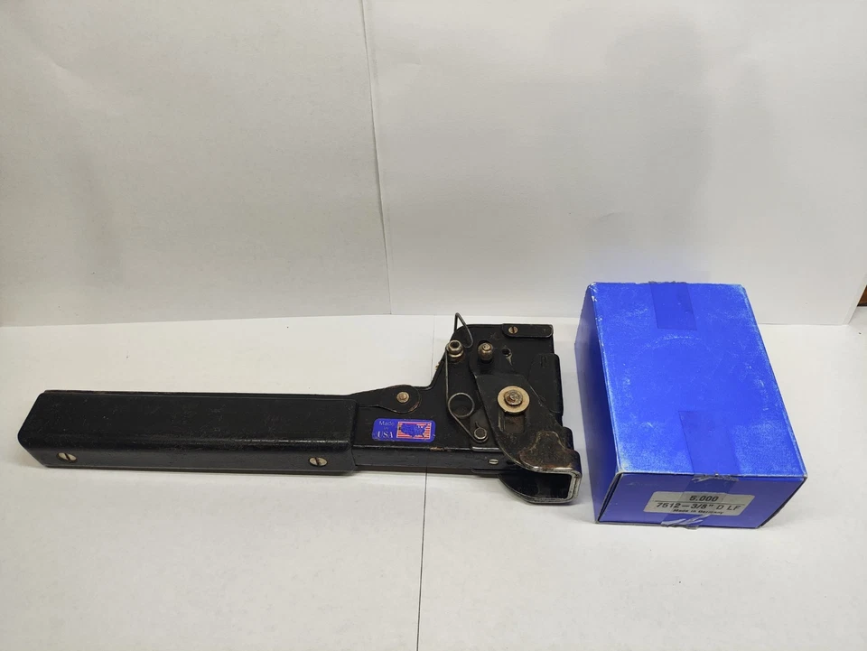 Винтажный сверхпрочный молотковый степлер DUO-FAST HT755 с 1 коробкой скоб.  - Изображение 1 из 4