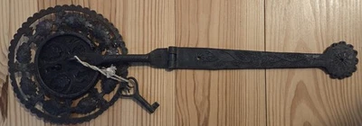 Antigua cerradura colonial española de hierro con llave Foto 1 de 4