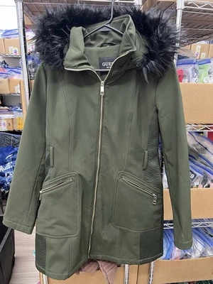 Abrigo parka con capucha GUESS para mujer resistente al agua con ribete de piel sintética oliva grande Foto 1 de 4
