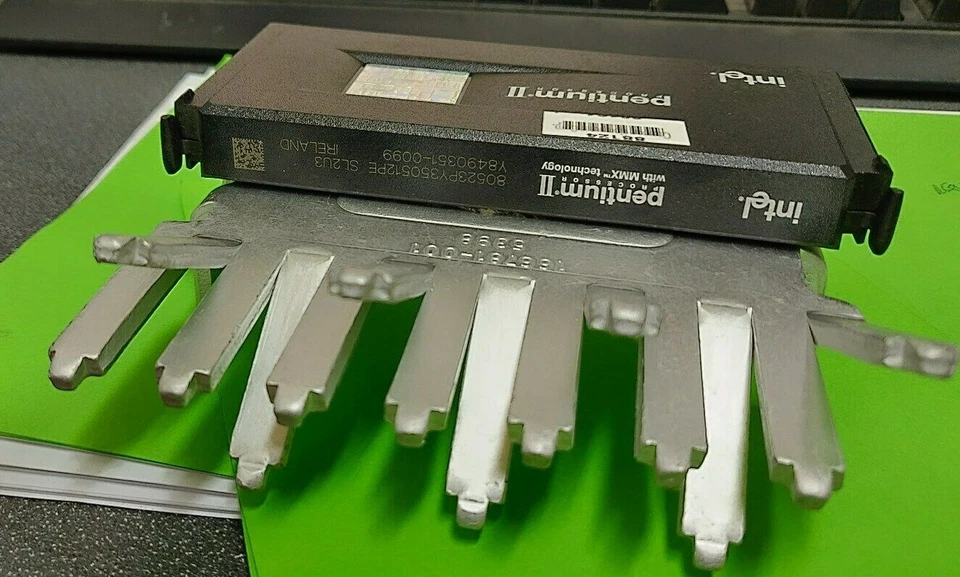 Intel SL2U3 Pentium II MMX 350MHz / 512KB / 66MHz Slot 1 Processor w/Heatsink - Image 1 of 1