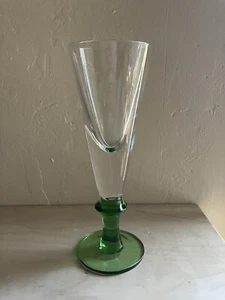 "Flauta de champán o copa de vino con base de tallo verde pesado de 8"" sin marca como nueva" - Imagen 1 de 6