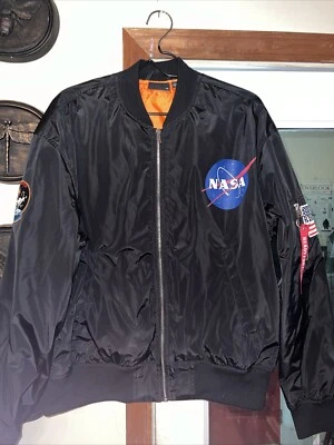 Jaqueta bombardeiro NASA patches marca química forro preto laranja tamanho G - Imagem 1 de 4