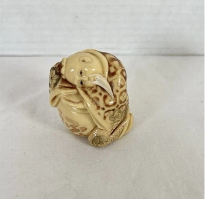 Figura de colección japonesa Netsuke - Anciano intérprete, firmada M.H.P. Foto 1 de 4
