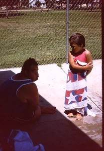 Juli 1984 35 mm Farbschieber transparent Sommer Schwimmbad Strandtuch - Bild 1 von 1