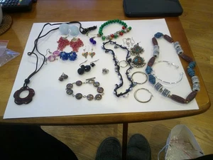 Lote mixto de collares, pulseras, pendientes de bisutería para mujer, - Imagen 1 de 16
