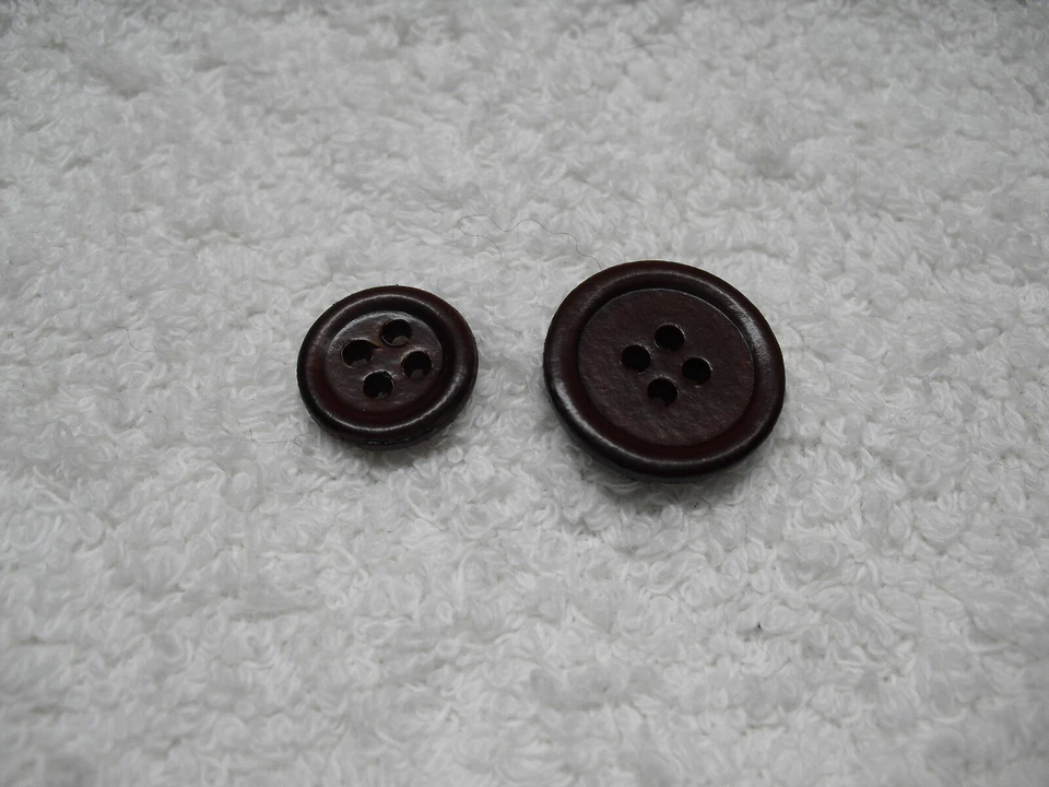 Knöpfe LEDER braun 4-Loch 15mm (6 Stück) und 20mm(4 oder 5 Stück) Restposten!!! - Bild 1 von 1