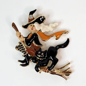 Vintage Bob Mackie Halloween Brooch Witch Black Cat on Broomstick Enamel Pin - Imagen 1 de 10