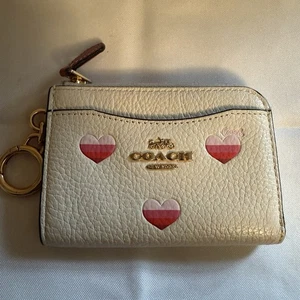 Coach Kartenetui Geldbörse mit umlaufendem Reißverschluss Herzmuster weiß kreidefarben bunt pink CA794 neu mit Etikett - Bild 1 von 19