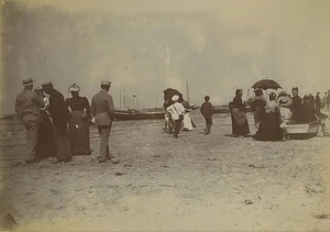 Frankreich Arcachon Strand & Straßengeschäfte 2 alte Fotos 1900 - Bild 1 von 3