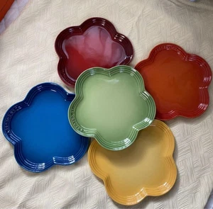 Le Creuset Blumen Teller Set groß 9,06 Zoll buntes Steinzeug Geschirr - Bild 1 von 4