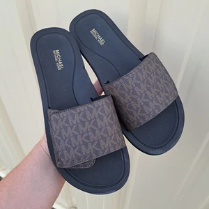 NEU Damengröße 9 MK Michael Kors Pantoletten Sandalen Flip Flops Mini Logo braun - Bild 1 von 5