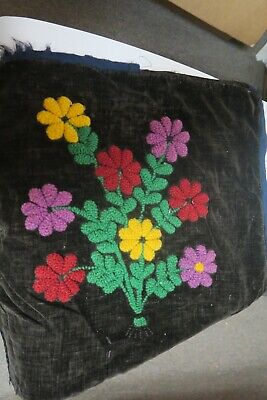 Vintage Handmade Punch Needle Embroidery Flowers On Black Velvet Flowers • 44.49€