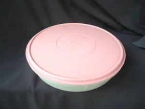 Vintage Tupperware Cupcake / Pie Container Keeper shear 242 pink lid 33cm round - Picture 1 of 3